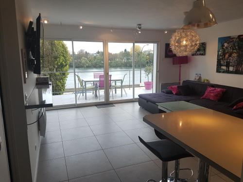 un salon avec un canapé et une table dans l'établissement Apartment L'Aquarius, à Villeneuve-le-Roi