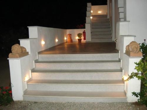 un conjunto de escaleras que conducen a una casa por la noche en Castello Azzurro, en Agia Anna de Naxos
