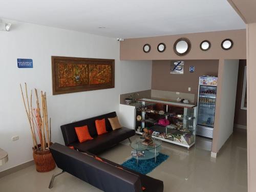 - un salon avec un canapé noir et une table en verre dans l'établissement Zafara Hotel, à Santa Marta