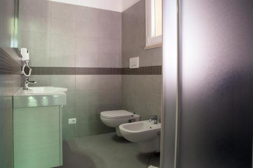 La salle de bains est pourvue de toilettes et d'un lavabo. dans l'établissement La Residenza del Golfo, à Puntone di Scarlino