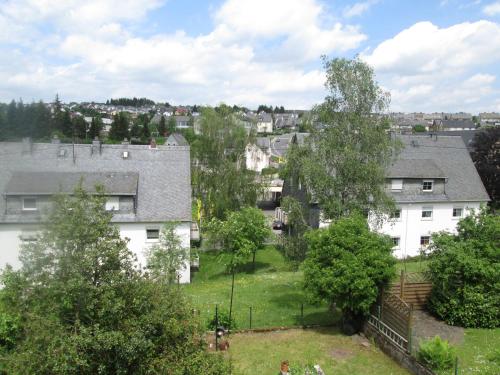 a group of houses in a residential neighborhood at KRIO Nicola Rothfuchs Ferienwohnung 1 in Idar-Oberstein