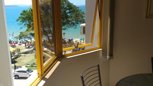 una ventana con vistas a la playa en Ilhas Canareas, en Florianópolis