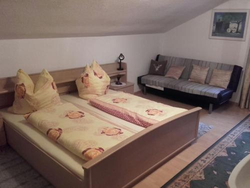 ウムハウゼンにあるFerienwohnung Frischmannのソファ付きのリビングルームにベッド2台が備わります。