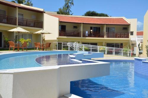 une piscine en face d'un hôtel dans l'établissement Solar Água Pipa, à Pipa