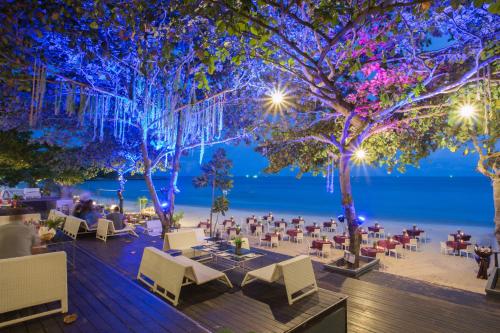 um restaurante na praia à noite em Samed Grandview Resort em Ko Samet