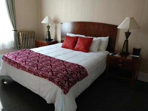 Un pat sau paturi într-o cameră la Hotel Wayne