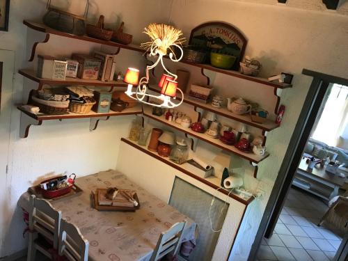 une salle à manger avec une table et un lustre dans l'établissement Gite de la Girafe, à Féricy