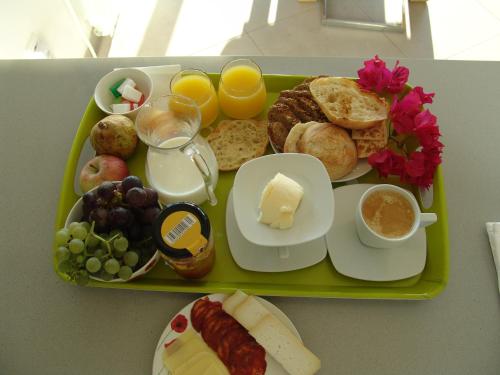 ein Tablett mit Frühstücksspeisen, Eiern, Käse und Obst in der Unterkunft Quinta de Santa Marinha in Arcos de Valdevez