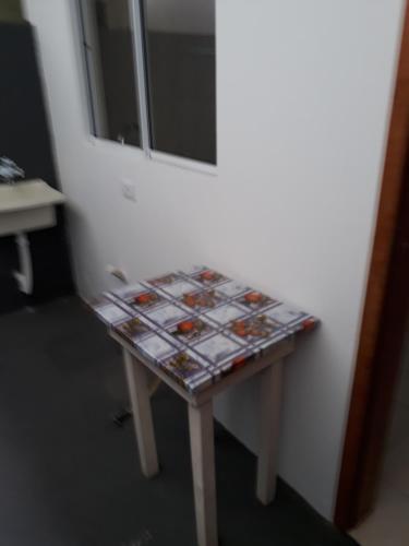 ein Tisch mit Buntglas auf einem Zimmer in der Unterkunft Hotel Pousada Guaratuba in Guaratuba