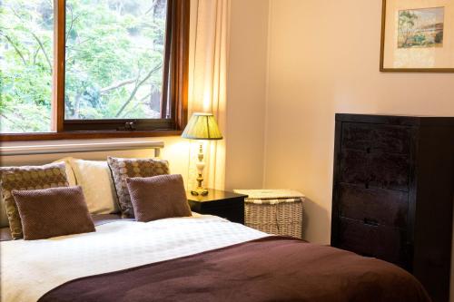 Rowville的住宿－萊斯特菲爾德鄉村小徑度假屋，一间卧室设有一张大床和一个窗户。