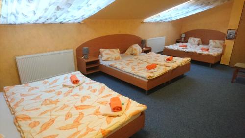 Кровать или кровати в номере Pension Rybářská Bašta