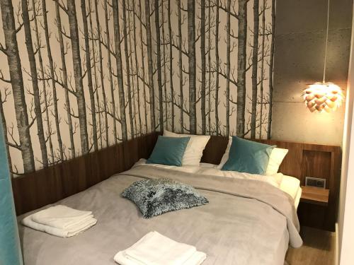 カトヴィツェにあるFOREST Apart STOP SMOG filtrのベッドルーム1室(木の壁にベッド1台付)