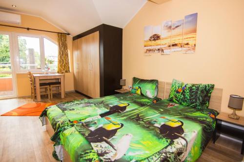 een slaapkamer met een bed met pinguïns erop bij SimplyComfy in Plovdiv