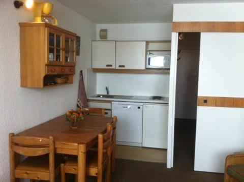 A kitchen or kitchenette at Front de Neige Isola 2000