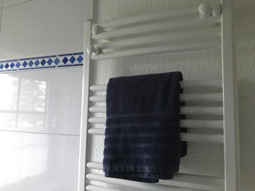una toalla colgada en un toallero en el baño en Ferienhaus Meerzeit, en Nordstrand