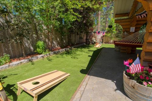 a backyard with a wooden bench and a grass yard at Fireside Lodge in South Lake Tahoe