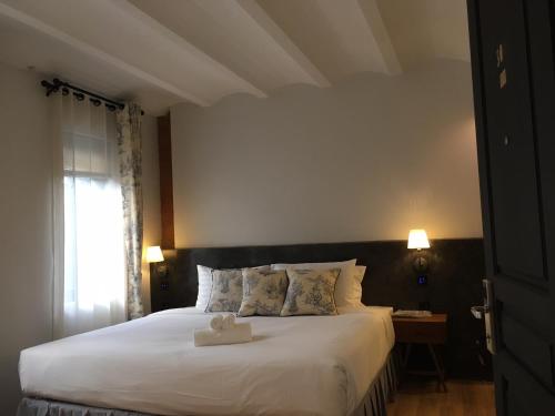Postel nebo postele na pokoji v ubytování Hotel Noir