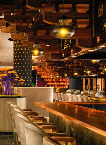 Un restaurante o sitio para comer en Mondrian Doha