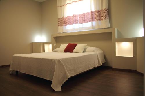 サルダラにあるB&B Casa Ollaのベッドルーム1室(大型ベッド1台、窓付)