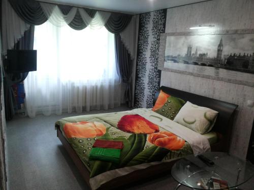 イヴァノヴォにあるApartment on Pervaya Polevayaのベッドルーム(ベッド1台、窓付)