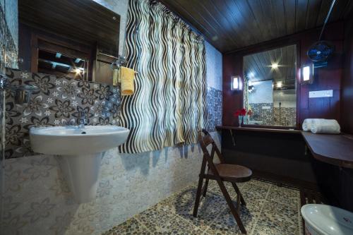 阿勒皮Kuttichira Heritage Home的浴室设有水槽和斑马图案的墙壁