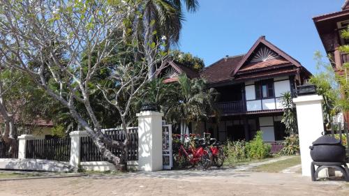 a house with bikes parked in front of it at Kongmany Colonial House in Muang Không