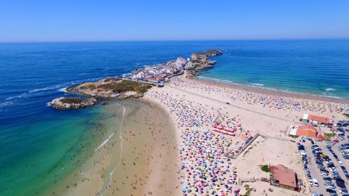 an overhead view of a crowded beach with people at The Wave Baleal in Baleal