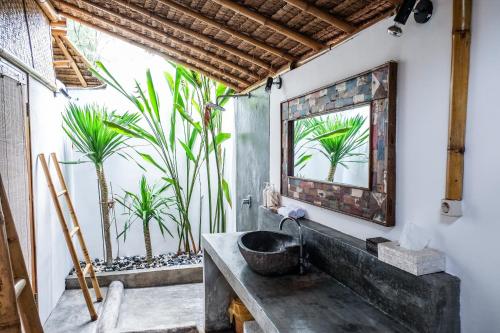 Bilik mandi di Bambu Cottages