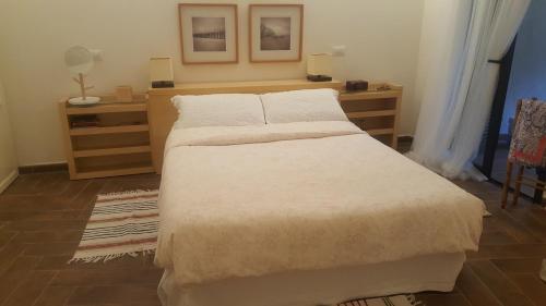 um quarto com uma cama e uma cómoda e uma cama sidx sidx sidx em Excellent Bahía Azul em Poris de Abona