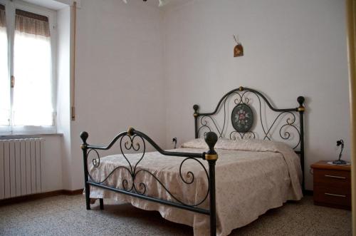 a bedroom with a bed and a window at Silvio in Massa Marittima