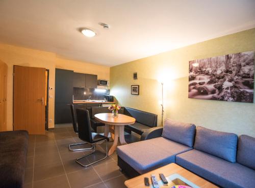 a living room with a couch and a table at Wietheger´s Ferienwohnungen Gästehaus Strycktal II in Willingen