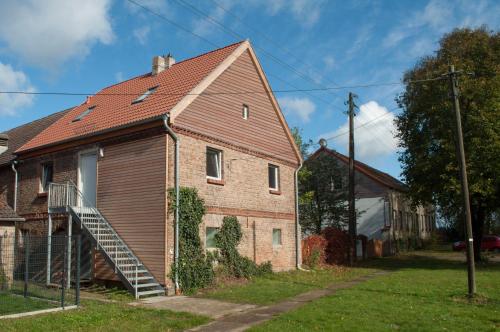 an old brick house with a brown roof at Kulturfreizeiten Ferienwohnungen in Neuruppin