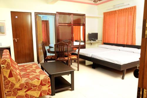 Кровать или кровати в номере Anandkrishna Residency