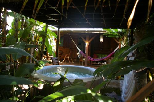 Kaz Créole Aventure Tropicale Insolite, Fibre, Jardin et Jacuzzi Privés
