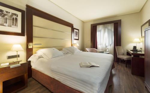 Postel nebo postele na pokoji v ubytování Hotel Badajoz Center