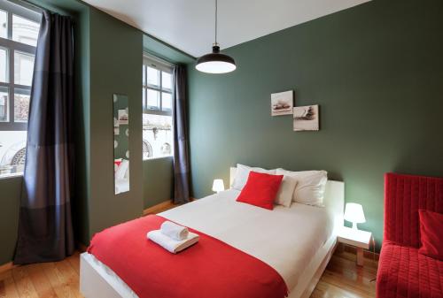 a hotel room with a bed and a lamp at Aparthotel Oporto Entreparedes in Porto