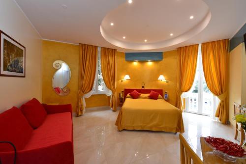 ローマにあるFabio dei Velapazza Guesthouseのベッドルーム1室(ベッド1台、赤いソファ付)