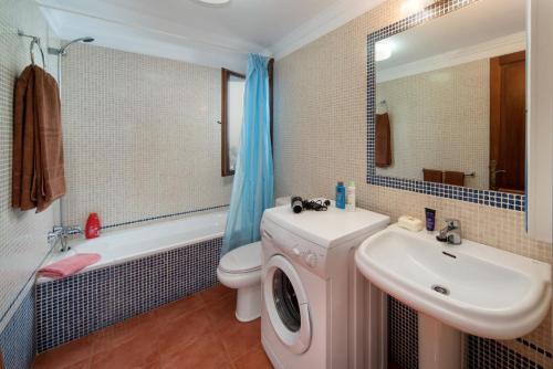 A bathroom at Villa Julianne 1