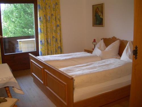 1 dormitorio con 2 camas y ventana en Ferienwohnung Holzer Maria, en Mittersill