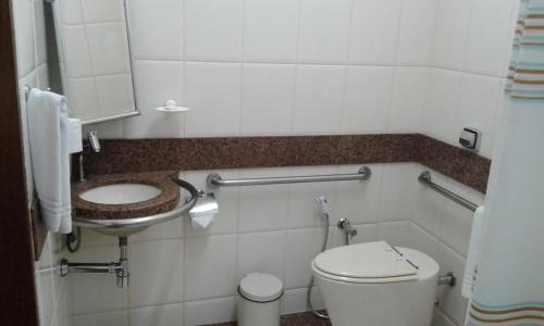 Hotel São Bento في بيلو هوريزونتي: حمام صغير مع مرحاض ومغسلة