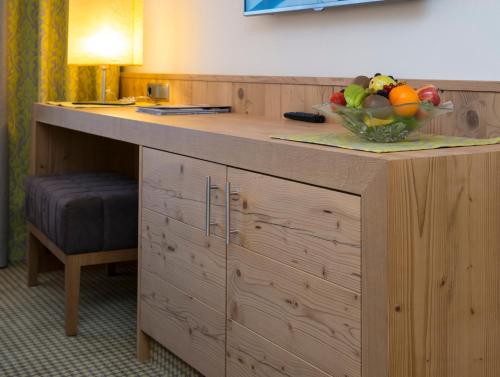 a counter with a bowl of fruit on it at Alpensporthotel Mutterberg in Mutterbergalm