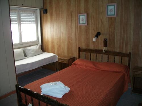 Habitación pequeña con 2 camas y ventana en Hotel Saona en Mar del Plata