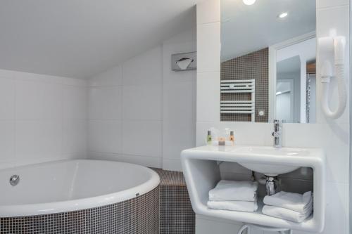 Ένα μπάνιο στο The Originals Boutique, Hôtel Victoria, Fontainebleau