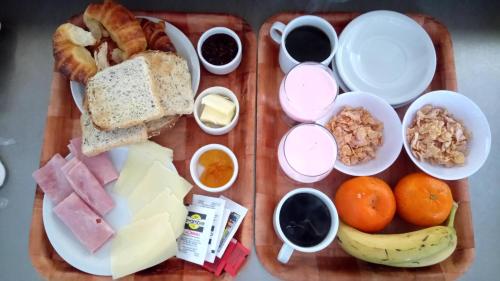 Una bandeja de comida con pan de queso y otros ingredientes. en Mitre Al Mar, en Ostende