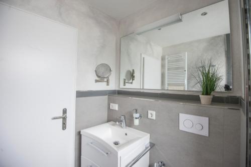 a bathroom with a sink and a mirror at Wietheger´s Gästehaus Centrum in Willingen
