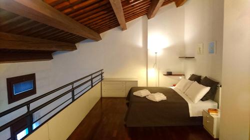 sypialnia z łóżkiem w pokoju w obiekcie La Loggia Vicenza w mieście Vicenza