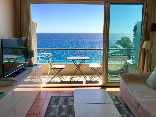 un salon avec vue sur l'océan dans l'établissement Studio Promenade des Anglais, à Nice