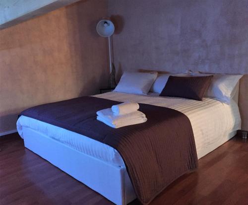 Saint-CerguesにあるEntre Genève Annecy Evian 1のベッドルーム1室(大型ベッド1台、タオル付)