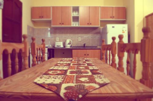 una cocina con una mesa de madera con una alfombra. en B3 Apartments, en Formosa