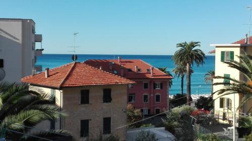 un grupo de edificios con el océano en el fondo en Au Cavettu B&B, en Varazze